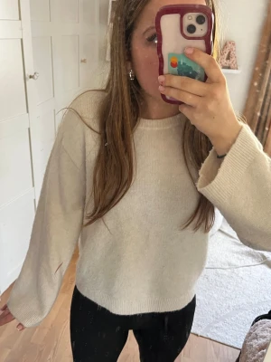 Krämvit stickad tröja från Kappahl - Säljer en enkel och stilren krämvit stickad tröja från Kappahl. 