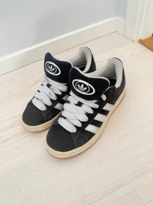 Adidas campus skor - lite slitningar men är ändå fina !!! skriv vid frågor🩷