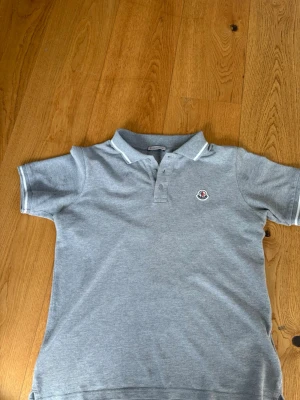 Äkta moncler pike - Köpte denna piké på NK för ca 2500-3000, storleken är 164/yr14 som är xs, den är förstås äkta och som det ser ut på bilden lite skrynklig för den var nytvättad men det är bara att stryka👌❤️‍🔥