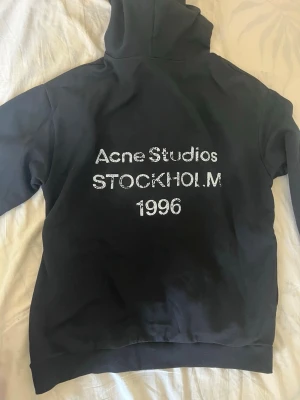 Svart hoodie Acne Studios Stockholm - Svart hoodie från Acne Studios, storleken är L men passar mycket bättre för M tro mig. Kom gärna med bud!!