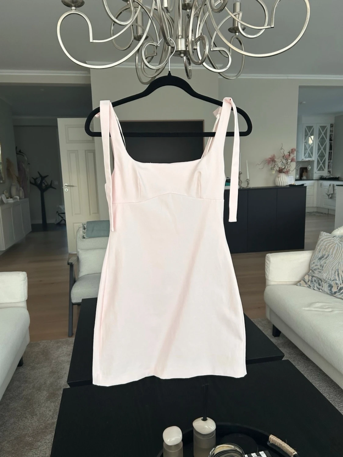 Ljusrosa kort klänning med knytband - 6