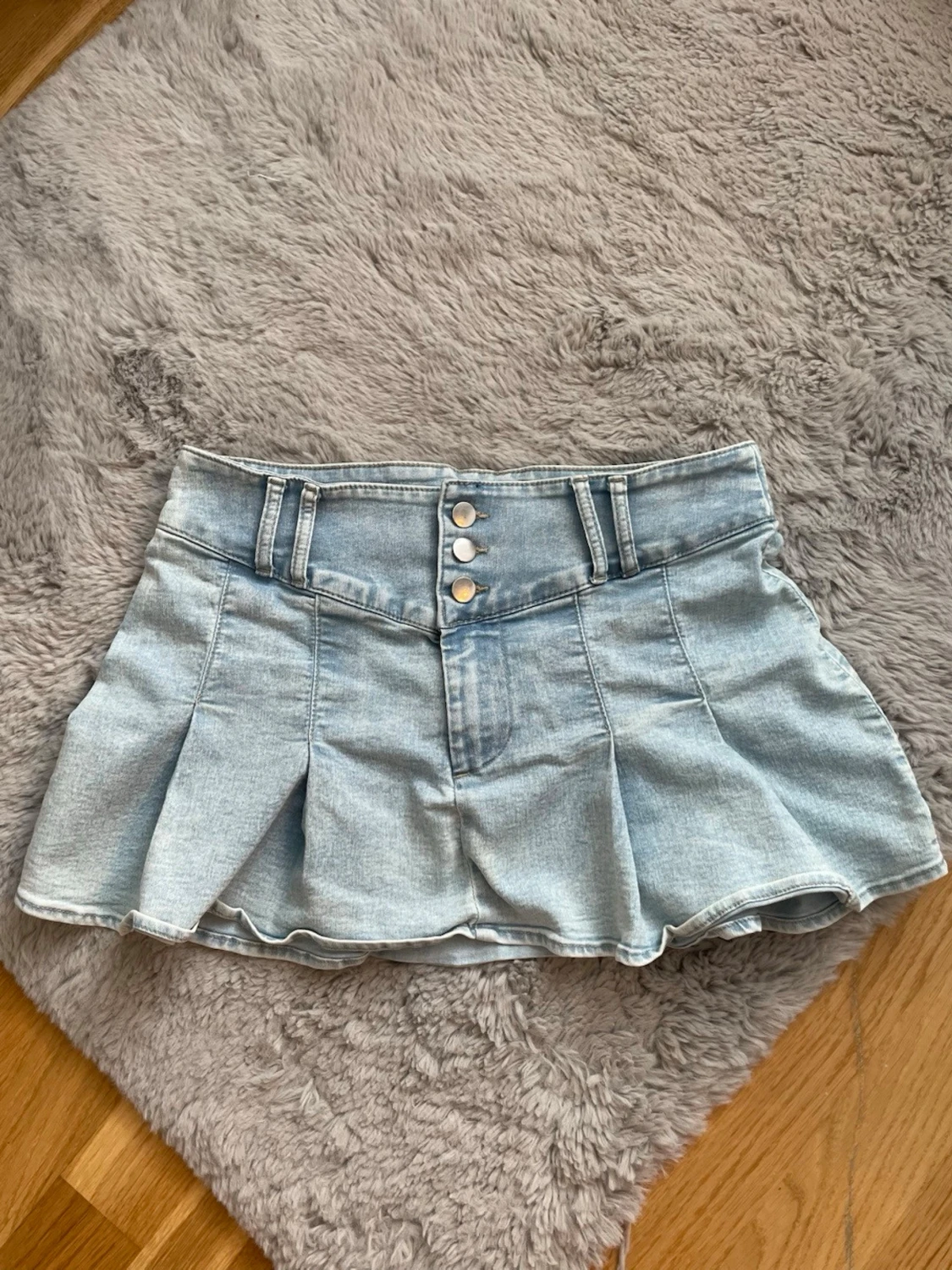 Ljusblå denimkjol med knappar