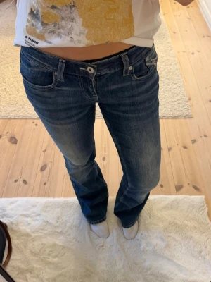mörkblåa jeans med coola detaljer - otroligt snygga jeans med ursnygga detaljer!