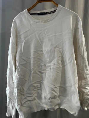 Vit sweatshirt från Henri Lloyd - Vit sweatshirt från Henri Lloyd i storlek M. Bra skick