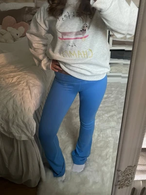 Träningsbyxor/ yoga pants  - Säljer snygga blå yoga byxor/ träningsbyxor köpta i Spanien (primark) säljer då de är inte min storlek. Aldrig använt de 