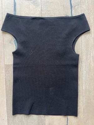 Svart ribbad offshoulder topp Zara - Säljer en svart ribbad offshoulder topp från Zara. Perfekt för alla tillfällen🌸💗☀️