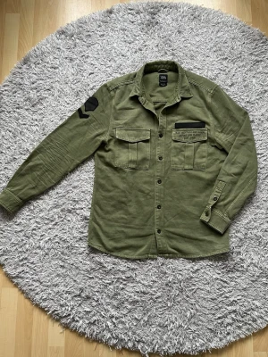 Zara Overshirt  - Säljer en fin Overshirt från Zara! | Den är i mycket fint skick utan defekter! | Storlek L men skulle säga att den passar lite mindre! Jag på bild är 178cm. | Ställ gärna frågor innan du köper!