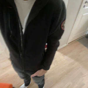 Helly Hansen fleecejacka🔥 - Säljer min stilrena helly hansen full up för ett dunder pris. Den andvänds inte längre därför är den ute till salu. Den passar längden 170-175. sitter slim är en perfekt fleece enligt mig. Vid mer frågor kontakta mig😊
