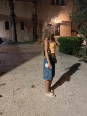 Vintage Guess jeansshorts Y2K  - Såå snygga vintage Guess jeansshorts i perfekt tvättad denim ✨ Modellen är lite längre/baggy med coola detaljer och fickor – ger den där äkta Y2K-viben som är så trendig just nu 🧚‍♀️   Perfekta till sommaren med en baby tee eller hoodie för en avslappnad men stylish look 💌