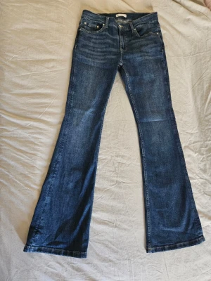 Blå bootcut jeans från Ginatricot - Säljer ett par klassiska blå bootcut jeans från Ginatricot. Helt oanvända, modell perfect jeans