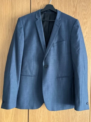 Bläck Kavaj/Blazer - Säljer en blazer/kavaj från Bläck köpt på MQ. I fint skick. Gråblå färg. Perfekt för bröllopet, studenten eller examen. I storlek 48, slim fit.