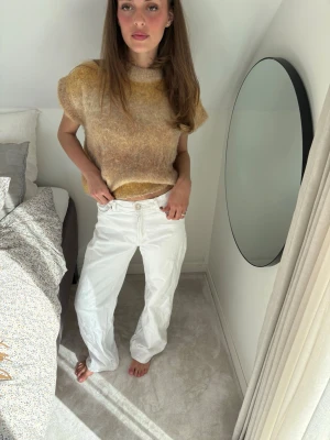 Vita jeans  - Vita midwaist jeans. Passar både S och XS 💕💕💕storlek 34 