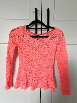 Jättesnygg topp - En coral färgad spets topp från hm divided i storlek xs. 