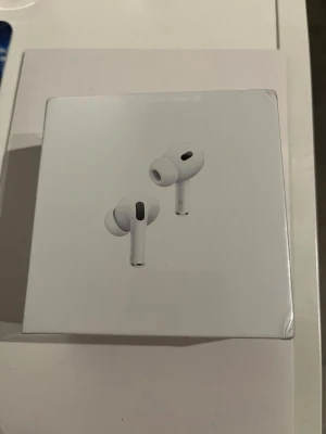 AirPods Pro 2 (2022) - Helt nya och oöppnade Apple AirPods Pro (2nd generation). Plasten är kvar (förseglade).  Fick i present men säljer då jag redan har en nyare modell. Serienummer finns på kartongen.  Skickas snabbt och välpackat 📦Samt hör av er vid budförslag!