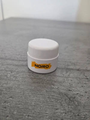 NORO Full Coverage Concealer - täcker allt! - Säljer denna supertäckande concealer från NORO som är känd för att dölja allt från mörka ringar till tatueringar och märken.  Skick: Endast testad en gång (hygieniskt med spatel/tops), så den är i princip som ny!  Egenskaper: High coverage, vattenfast och sitter hela dagen. Färg: Naturlig Perfekt för: Dig som vill ha en produkt som verkligen täcker ordentligt på både ansikte och kropp. Utgångsdatum: 2028.06.01 Hör av dig vid frågor! Snabba puckar och kan skickas direkt. 