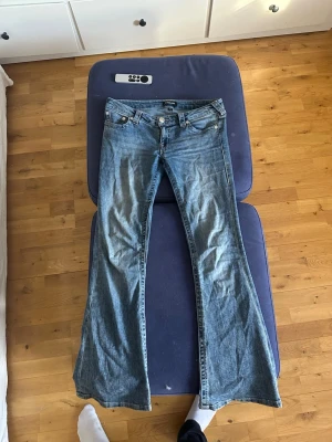 True religion bootcut - Snygga lågmidjade bootcut jeans, köpta i december använda fåtal gånger. Sitter som S och är i storlek 28/32🤩Köpta för 1399kr pris kan diskuteras vid snabb affär🥰