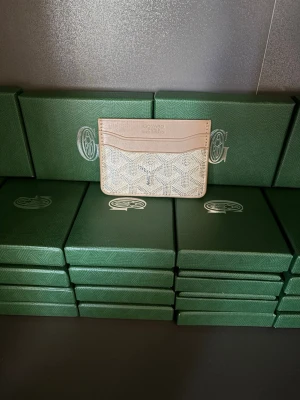 Gooyard Plånbok - Säljer denna plånbok i bästa kvalitet helt ny,finns i olika färger.bara skriva om ni undrar eller vill ha mer information eller bilder.Skickar med en gåva vid köp🙏