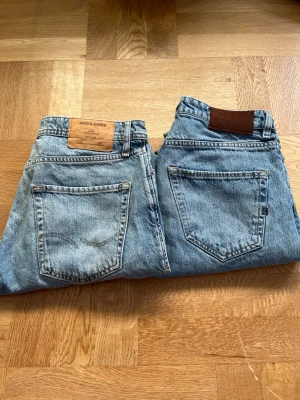 Jack & Jones jeans  - Dags att uppgradera garderoben? Kör till👖✨        Jack & Jones jeansen är storlek   W30 L30 och W31 L30.  Hör av er kring minsta frågor!