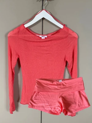 Korall trendigt set från Gina Tricot , shorts och topp  - Så snyggt korall set, supertrendigt från Gina Tricot. Endast testat, stl S 🌸 perfekt sommar set. En tunn långärmad topp och folded waist shorts.