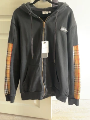 Burberry Hoodie - Burberry hoodie, asbra skick, tags kommer med