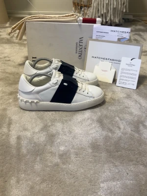 Valentino open skor - Storlek: 40-41 Skick: 9,5/10 – Nypris: ca 8 300 kr Allting originalt ingår Extra nitar ingår  100% autentiska Kom privat vid frågor & köp.