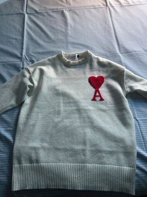 Vit Ami sweater - En ganska ny Ami sweater som jag använt ungefär 2 gånger. Säljer pga att den är för liten för mig som är 190. Priset kan diskuteras!