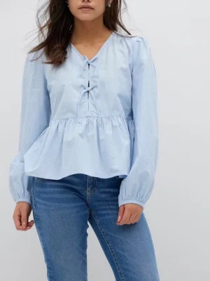 Ljusblå blus från Gina Tricot - Supersöt ljusblå blus från Gina Tricot med v-ringning och knytning framtill. Blusen har lång ärm med resår vid ärmslut och en lätt utsvängd midja som ger en avslappnad siluett. Tillverkad i ett tunt, mjukt bomullstyg.  Priset för att diskutera så buda på! 💞 svarar oftast fort förutom när jag är i skolan. 