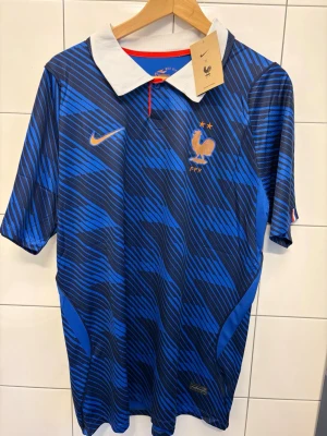 Frankrike hemma tröja storlek XL - 🇫🇷 Frankrike Hemmatröja XL – Mycket fint skick ⚽  Säljer en stilren Frankrike hemmatröja i storlek XL för 299 kr. En ikonisk fotbollströja som passar perfekt både för matchdagar, träning och vardagsbruk.  ✨ Mycket fint skick ✨ Bekväm passform ✨ Storlek XL ✨ Snygga detaljer och klassisk design ✨ Perfekt för både samlare och fotbollsfans  Tröjan är väl omhändertagen och redo för en ny ägare. Skickas snabbt efter köp.  📦 Snabb frakt 💬 Skicka gärna meddelande vid frågor eller om du vill se fler. 
