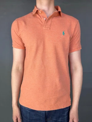 Ralph Lauren Piké  - Ralph Lauren Piké Märke: Polo Ralph Lauren Storlek: M Passform: Custom fit Färg: Orange Skick: Mycket bra Beskrivning: utan defekter. Modellen på bilden: 183 cm / 75 kg