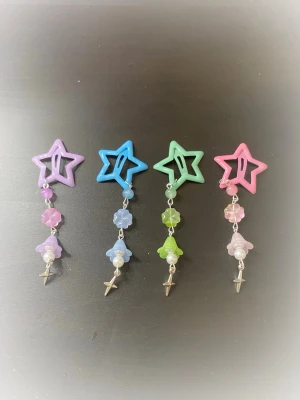 Hair clips  - 100% handgjord av mig! Snälla kontakta innan du trycker på köp nu, ifall de redan har blivit såld på en annan app🫶🏼 kontakta och säg vilken du vill ha! #trinket #y2k #alt #emo #goth #anime #kpop #scene #whimsical #fairy #fairycore #fairygrunge #kawaii #coquette #sanrio #juminocore #shoujo #swag #mlp #mylittlepony #bluelock #saikik #demonslayer #naruto #jujutsukaisen #jjk