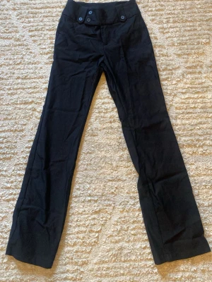 Kostymbyxor  - Jag säljer dessa fina kostymbyxor, som troligtvis är från shein ❤️ Storleken på byxorna är xs och de är inte lågmidjade utan mid- high waist och dessutom utsvängda, så skriv gärna för mer info ❤️