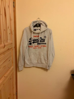 Vintage Superdry Hoodie  - En väldigt snygg Vintage Superdry Hoodie i väldigt bra skick skulle säga 8/10 🙌Storlek L                      Hör av er vid mera frågor/bilder 🙌🤩