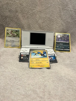 Nintendo DS spel LEGO Star Wars & Harry Potter Pokémonkort. - Nintendo DS spel LEGO Star Wars & Harry Potter Pokémonkort.  Dom fungerar perfekt och har gjort rett dom ännu mer