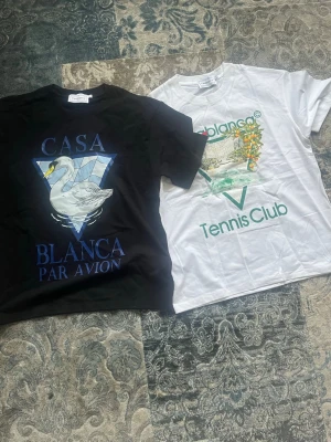 Två stycken Casa Blanca T-shirt båda storlek S - Två T-shirts från Casa blanca med storlek S. Båda är helt nya och aldrig burna. Jag säljer båda t-shirtsen för ett väldigt bra pris på 500kr. Annars kostar de 349kr styck inne på min Plick. Om du vill se mer och veta mer info om T-shirtarna gå in på min Plick.