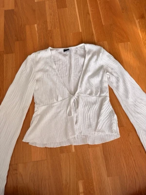 Vit topp med knyt - Vit topp som man knyter. Använd ett par gånger men i mycket bra skick. 