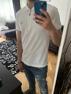 Casablanca piké - Säljer min fina Casablanca-piké då den tyvärr inte kommer till användning. Tröjan är i mycket fint skick och har en stilren slim fit-passform. Modellen på bilden är 182 cm lång för referens.  Hör gärna av dig vid frågor, funderingar eller om du vill lägga ett bud. 😊