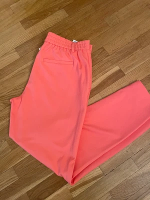 🍑 .OBJECT Slim Pant Georgia Peach | Stl 36 | NY MED LAPP - Snygga kostymbyxor i härlig korall/persikofärg 🪸 Slim fit, hög midja med elastisk resår, framifrån fickor & slits vid benen. 50% återvunnen polyester – skönt material med lite stretch. 🏷️ Nypris 399 kr 