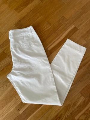 Kaffe KAlea 7/8 Vit Chino Pant strl 36 ny med prislapp - 🤍 Snygg 7/8-chino från Kaffe i färgen Chalk – kritvit med fin lyster. Helt ny med prislapp kvar, aldrig använd. ✔️ Modell: KAlea 7/8 Chino Pant ✔️ Färg: Chalk (kritvit) ✔️ Storlek: 36 ✔️ Material: 38% polyester, 30% bomull, 30% viskos, 2% elastan ✔️ Nypris: 799 kr Perfekt sommarbyxa till kontoret eller en finare tillställning!