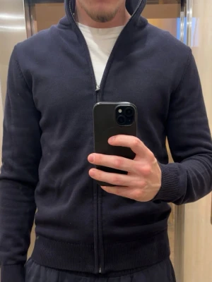 Mörkblå full zip - Mörkblå full zip tröja som är i princip helt oanvänd i storlek S och from Dobber