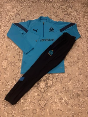 Marseille tracksuit - Mängdrabatt finns! Ju fler plagg du köper, desto bättre pris kan jag ge