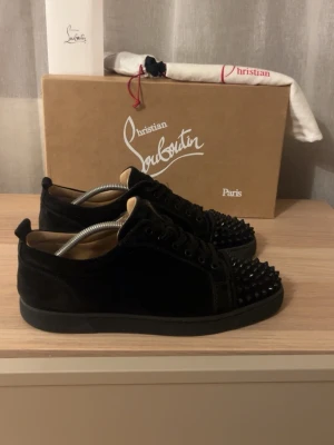 Christian Louboutin skor - Storlek: 42,5-43,5 Skick: 8,8/10 – Nypris: ca 10 300 kr Allting originalt ingår Extra nitar ingår (5st) 100% autentiska Kom privat vid frågor & köp.