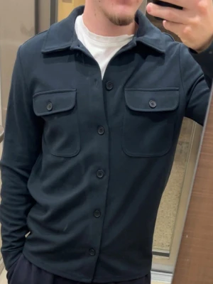 Mörkblå overshirt - Mörkblå overshirt i storlek S
