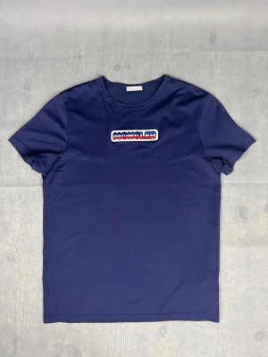 Moncler t-shirt - Moncler t-shirt Märke: Moncler Storlek: Sitter som S/M Passform: Färg: Blå  Skick: Mycket bra Beskrivning: utan defekter Modellen på bilden: 183 cm / 75 kg