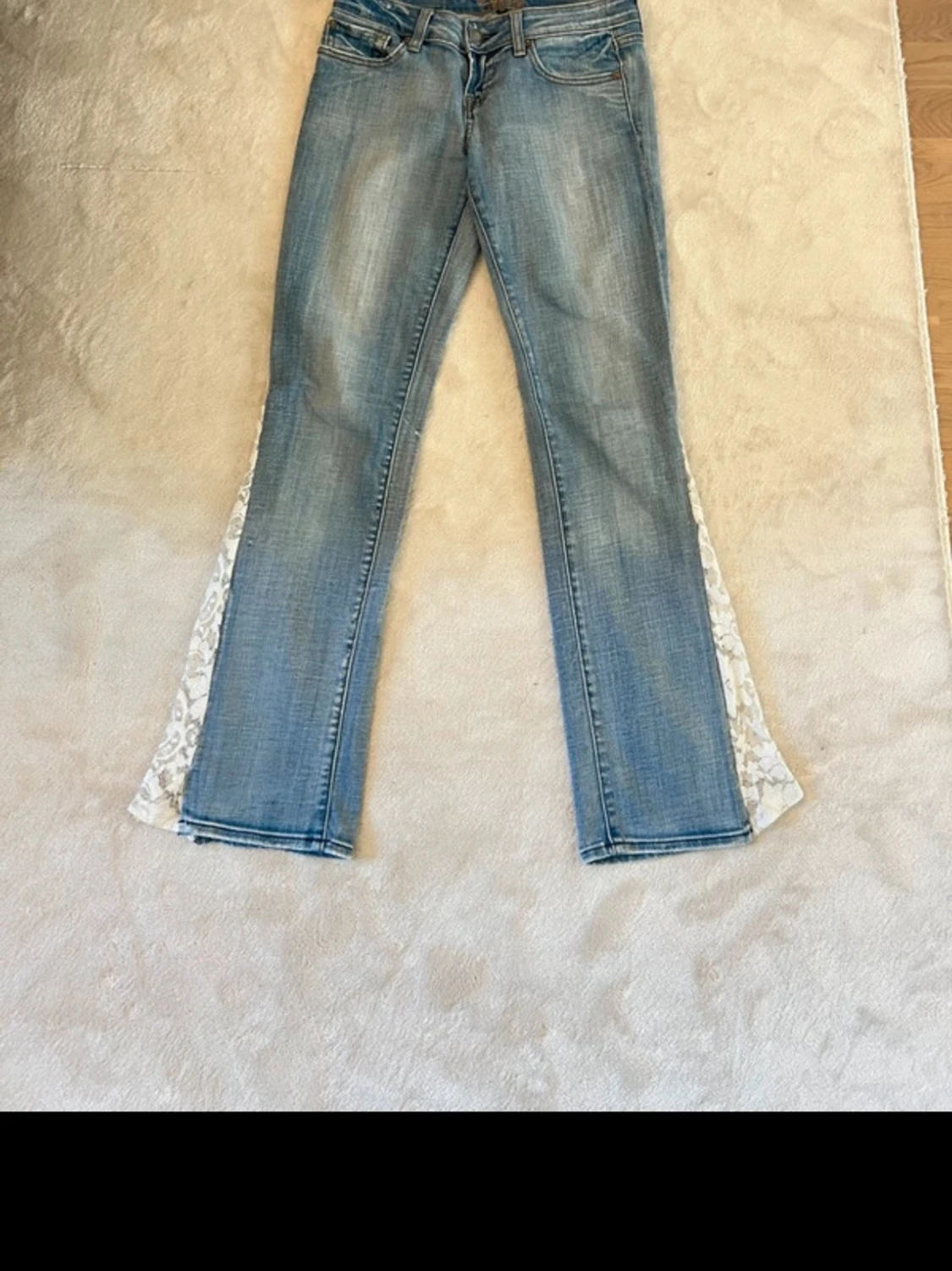 Blå bootcut jeans med spetsdetalj - 5