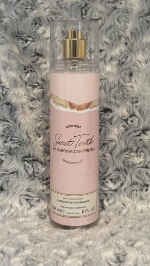 Sabrina Carpenter Body Mist  - 🩷Sabrina Carpenter Sweet Tooth Body Mist, 236 ml.                                                                               Väldigt sparsamt använd (se bild)🌟                        Säljes då den inte kommer till användning 