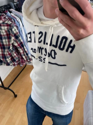 Hollister vintage 2000s hoodie (sällsynt) - Säljer nu denna sjukt snygga Vintage 2000s SuperDry hoodie! Passar till allt och har en perfekt passform. Säljs ej längre i butik och är därav mycket eftertraktad😊 passar M perfekt ! Skriv vid funderingar 🤝
