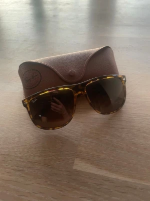 Rayban boyfriend  - Säljer dessa extremt snygga Rayban boyfriends som jag inte ritkigt är värst passande längre fick några nu i student present så vill få bort dessa, hör av er vid fler frågor !!!
