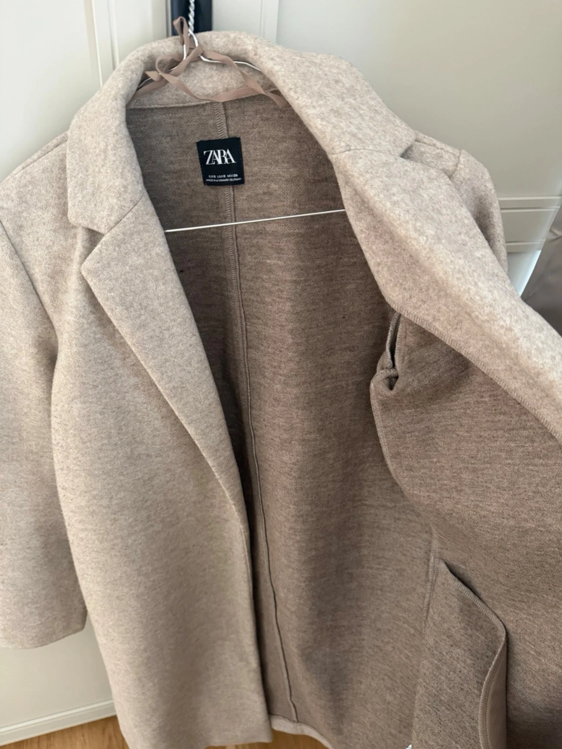 Beige kappa från ZARA med klassisk krage - 1