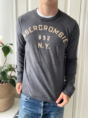 Abercrombie and fitch tröja - Abercrombie and fitch tröja, Inga defekter! Modellen i bilderna är 180 cm 75 kg och bär Storlek M , Kom med frågor! 🌟 (Kan gå ned i pris vid köp av paket 😉) 