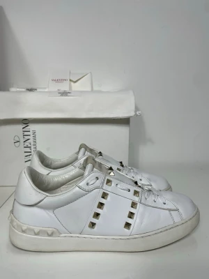 Valentino Rockstud Skor  - Säljer nu dessa Valentino Rockstud Skor med ett nypris på 7 700 kr!, skriv för fler bilder/frågor🙌🏼 